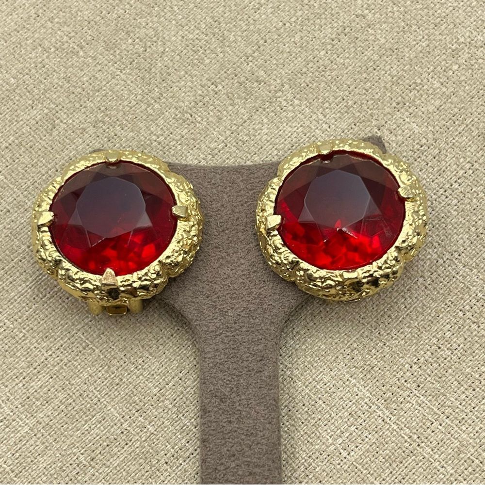 Vintage woman's Pat. Elegant Gold and Red large glass prong set clip on Earrings - Picture 2 of 12